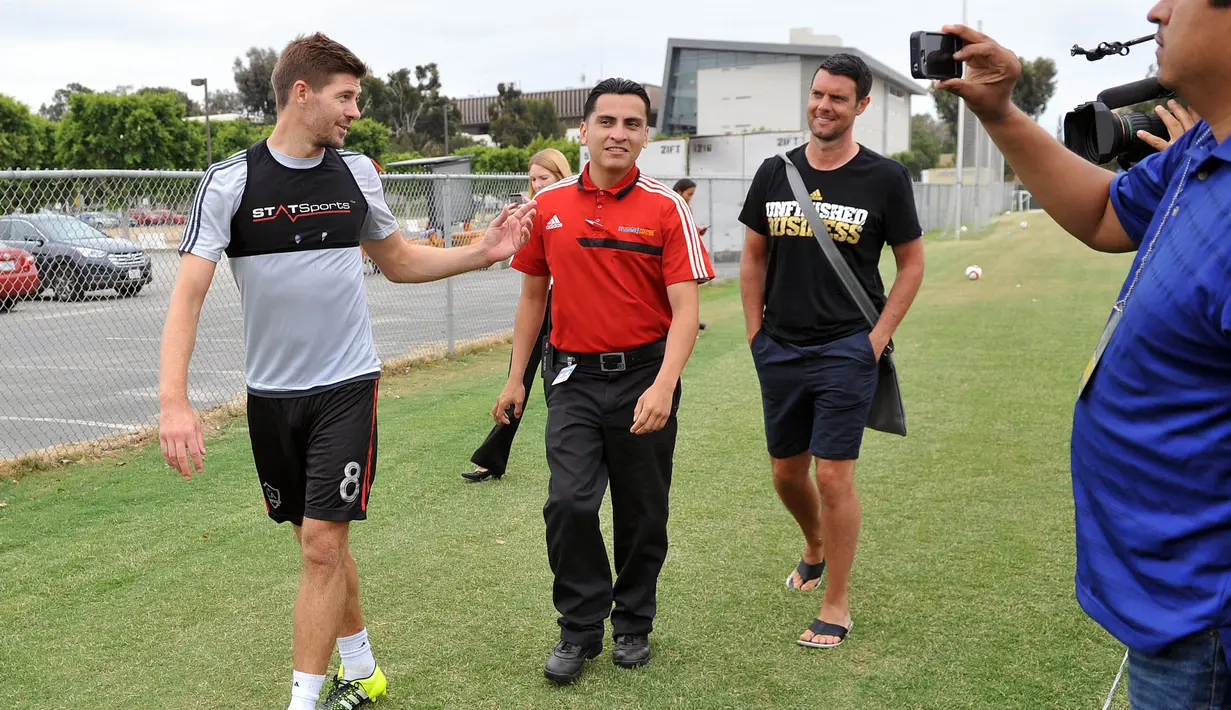 Steven Gerrard (kiri) bersiap mengikuti latihan pertamanya bersama LA Galaxy di Stubhub Center, Los Angeles, Amerika Serikat (7/7/2015). Gerrard akan melakoni debut di laga pra musim kontra America 11 Juli mendatang.  (REUTERS/Gary A. Vasquez-USA TODAY)
