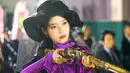 IU menghidupkan karakter Jang Man Wol di “Hotel Del Luna” dengan aktingnya yang menyayat hati dan perpaduan gaya vintage-modern yang sempurna. (twitter/jellyfishreview).