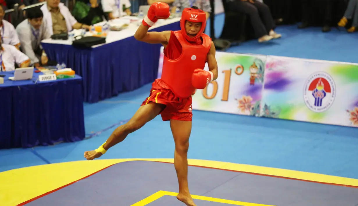 Atlet Wushu Indonesia, Yusuf Widiyanto melompat gembira usai meraih medali emas pada Kejuaraan Dunia Wushu 2015 di Istora, Senayan, Jakarta, Selasa (17//11/2015). (Bola.com/Nicklas Hanoatubun)