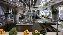 Suasana dapur pada hari pembukaan kantor baru raksasa mesin pencari internet, Google, di Berlin, Selasa (22/1). Google kembali membuka kantor cabang yang baru di ibu kota Jerman tersebut. (Photo by Tobias SCHWARZ / AFP)