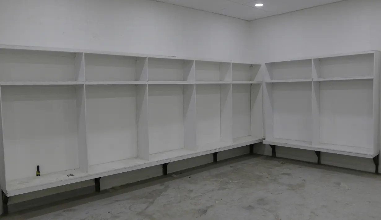 Suasana ruang ganti di Stadion Rizal Memorial, Manila, Senin (25/11). Meski akan digunakan besok untuk cabang sepak bola SEA Games 2019 namun kondisinya masih belum layak. (Bola.com/M Iqbal Ichsan)