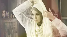 Ingin penampilan Anda terlihat berbeda dan fresh. Coba saja aplikasikan hijab casual chic dari artis Zaskia Mecca ini. 