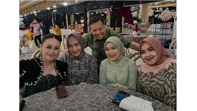 5 Potret Model Gamis Selfi Yamma di Pernikahan Rara LIDA, Anggun Memesona