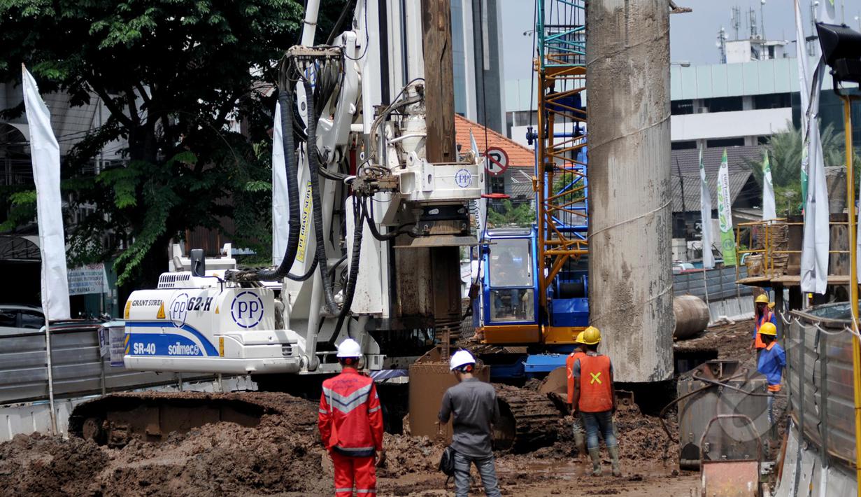Para pekerja sedang menyelesaikan pembangunan Fly Over Ciledug - Tendean di Kebayoran Lama, Jakarta, Kamis, (12/3/2015). Direktorat Lalu Lintas Polda Metro Jaya merencanakan rekayasa arus lalu lintas di kawasan tersebut (Liputan6.com/Johan Tallo)
