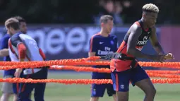 Bek PSG, Presnel Kimpembe, berlatih ringan di Miami Shores, Florida, Senin (17/7/2017). PSG bersiap menghadapi turnamen International Champions Cup. (AP/Carl Juste)