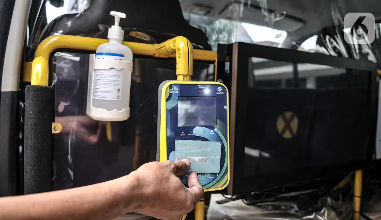 <p>Petugas menunjukkan sistem pembayaran nontunai dengan kartu Jak Lingko All New Purwarupa Mikrotrans di Jakarta, Minggu (6/9/2020). All New Purwarupa Mikrotrans diklaim lebih luas dan dilengkapi fasilitas canggih guna memberikan kenyamanan bagi penumpang Jak Lingko. (merdeka.com/Iqbal S. Nugroho)</p>