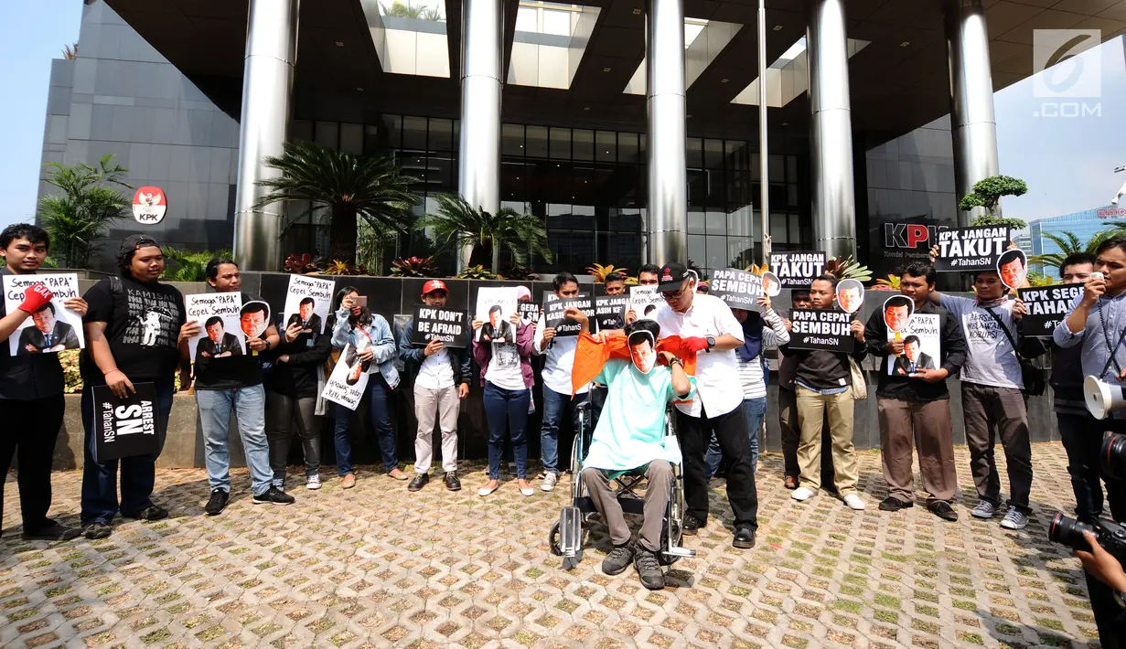 Aktivis Koalisi Masyarakat Sipil Anti Korupsi melakukan aksi teatrikal di depan Gedung KPK, Jakarta, Kamis (14/9). Mereka menuntut KPK segera menahan tersangka kasus dugaan korupsi KTP elektronik, Setya Novanto. (Liputan6.com/Helmi Fithriansyah)