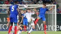 Pemain Italia, Nicolò Barella (tengah), berebut bola dengan pemain Prancis, Amine Harit, dalam final Piala Eropa U-19 di Sinsheim, Jerman, (24/7/2016). (AFP/Daniel Roland)