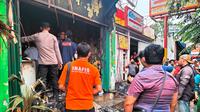 Sebuah kios laundry di Jalan Moh Toha, Kota Tangerang, Banten ludes terbakar, Jumat (27/1/2023). Dua orang yakni pemilik dan pekerja tewas dalam insiden kebakaran tersebut. (Liputan6.com/Pramita Tristiawati)