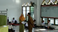 Pelajar di Pekanbaru Ujian di Masjid karena Banjir. (Liputan6.com/M Syukur)