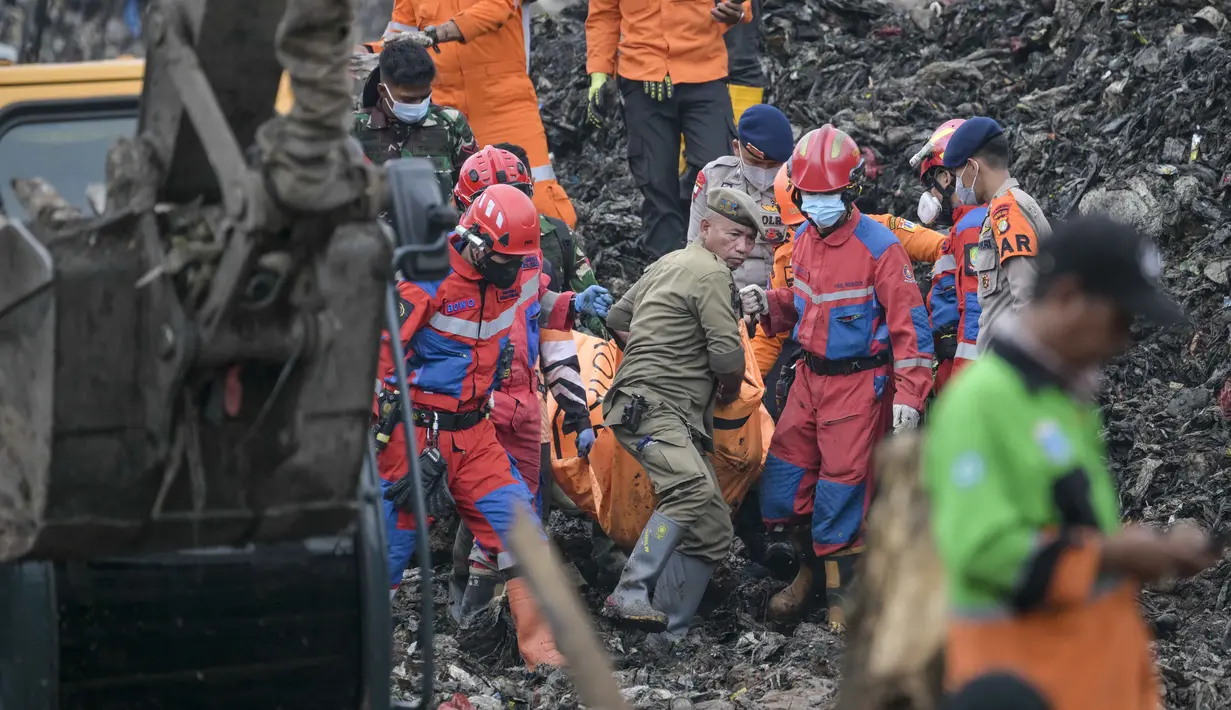 Hingga Senin 9 Maret 2026, total lima korban telah dievakuasi dalam keadaan meninggal dunia. Tampak dalam foto, tim penyelamat mengevakuasi korban longsor di Tempat Pembuangan Sampah Terpadu (TPST) Bantargebang, Bekasi, Jawa Barat, pada 9 Maret 2026. (BAY ISMOYO/AFP)