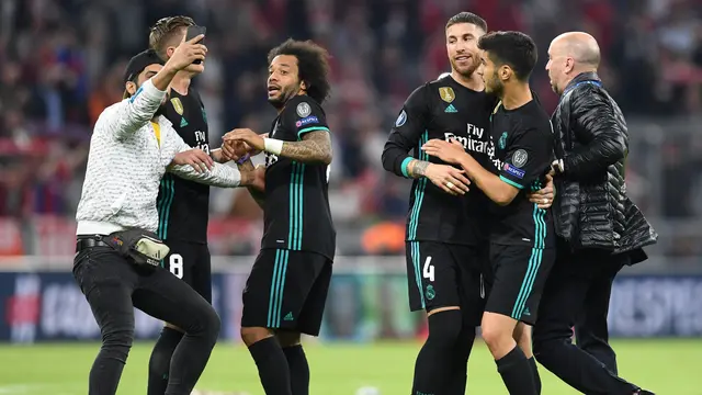 Fans yang Masuk Lapangan di Laga Bayern Munchen vs Real Madrid