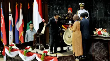 Presiden Joko Widodo memukul gong saat membuka Konferensi Parlemen Asia Afrika di Gedung Nusantara, Jakarta, Kamis (23/4/2015). KPAA bertema Penguatan Peran Parlemen Selatan-Selatan untuk Kemakmuran dan Perdamaian Dunia. (Liputan6.com/Andrian M Tunay)