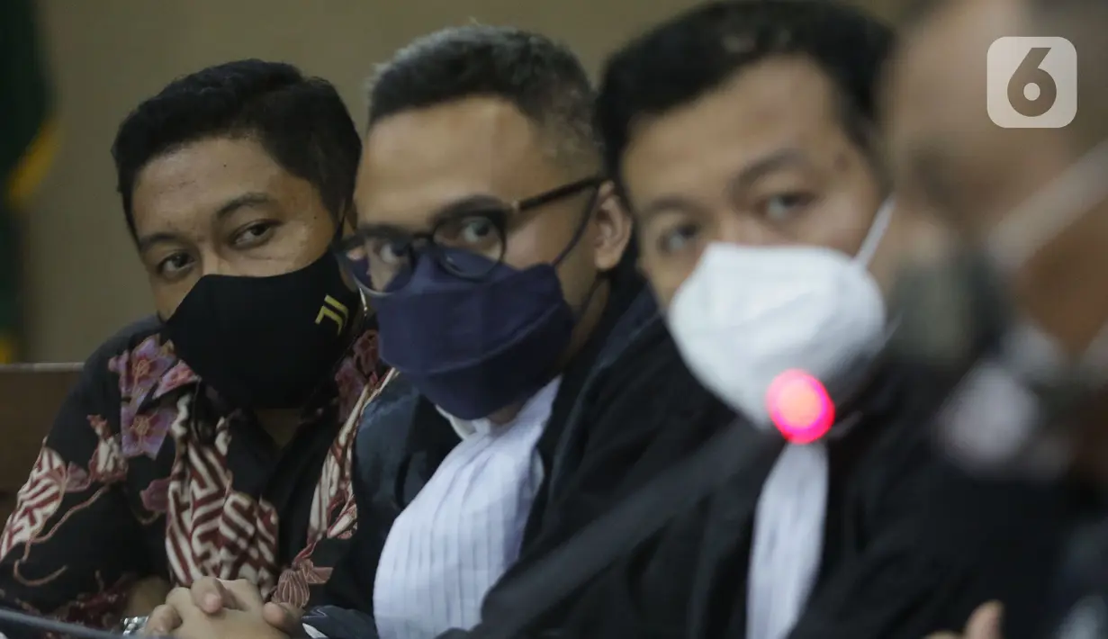 Terdakwa dugaan suap penanganan perkara di KPK yang juga mantan penyidik, AKP Stepanus Robin Pattuju (kiri) saat menjalani sidang lanjutan di Pengadilan Tipikor, Jakarta Pusat, Senin (20/9/2021). Sidang beragendakan keterangan saksi dari JPU KPK. (Liputan6.com/Helmi Fithriansyah)