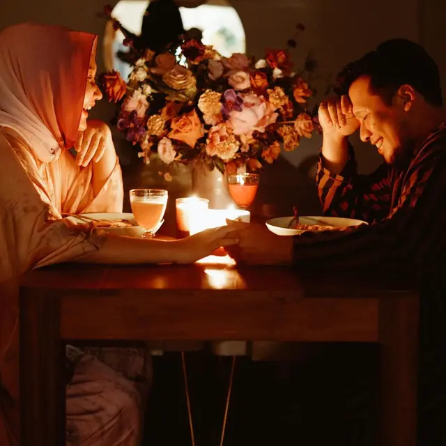 Rayakan Anniversary Pernikahan, Ini 6 Momen Makan Malam Romantis Dian Pelangi dan Suami