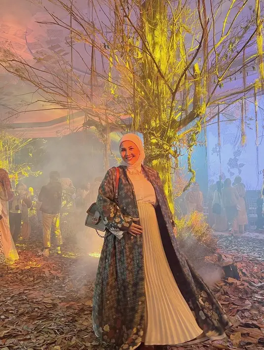 Rok plisket nude juga jadi gaya andalan Kesha. Ia menambahkan outerwear dengan motif eksklusif warna abu-abu. [Foto: @kesharatuliu05]