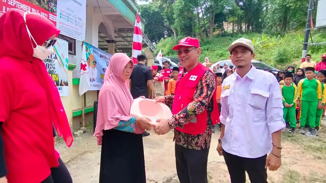 Walikota Cilegon, Helldy Agustian, Berikan Closet Jongkok Ke Masyarakat. (Sabtu, 17/09/2022). (istimewa).
