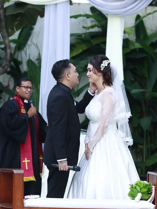 Feby Febiola dan Franky Sihombing telah resmi menjadi pasangan suami istri setelah melangsungkan pernikahan pada Jumat, 22 Januari 2016. Mereka tampak mesra dan lengket layaknya pasangan yang dimabuk cinta. (Galih W. Satria/Bintang.com)