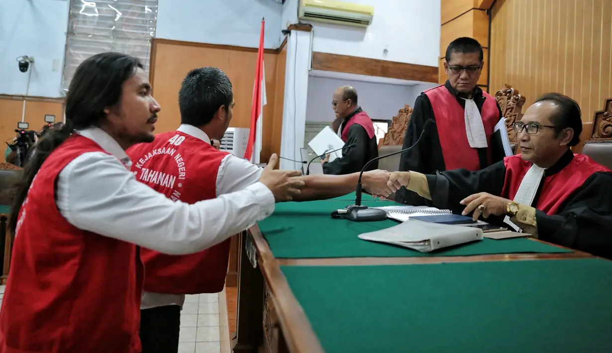 "Mengadili saudara Diego Maradona dan Marcello Tahitoe telah terbukti secara sah bersama-sama melakukan penyalahgunaan narkoba dan menjatuhkan pidana kepada keduanya masing-masing 9 bulan penjara," ucap majelis hakim. (Adrian Putra/Bintang.com)