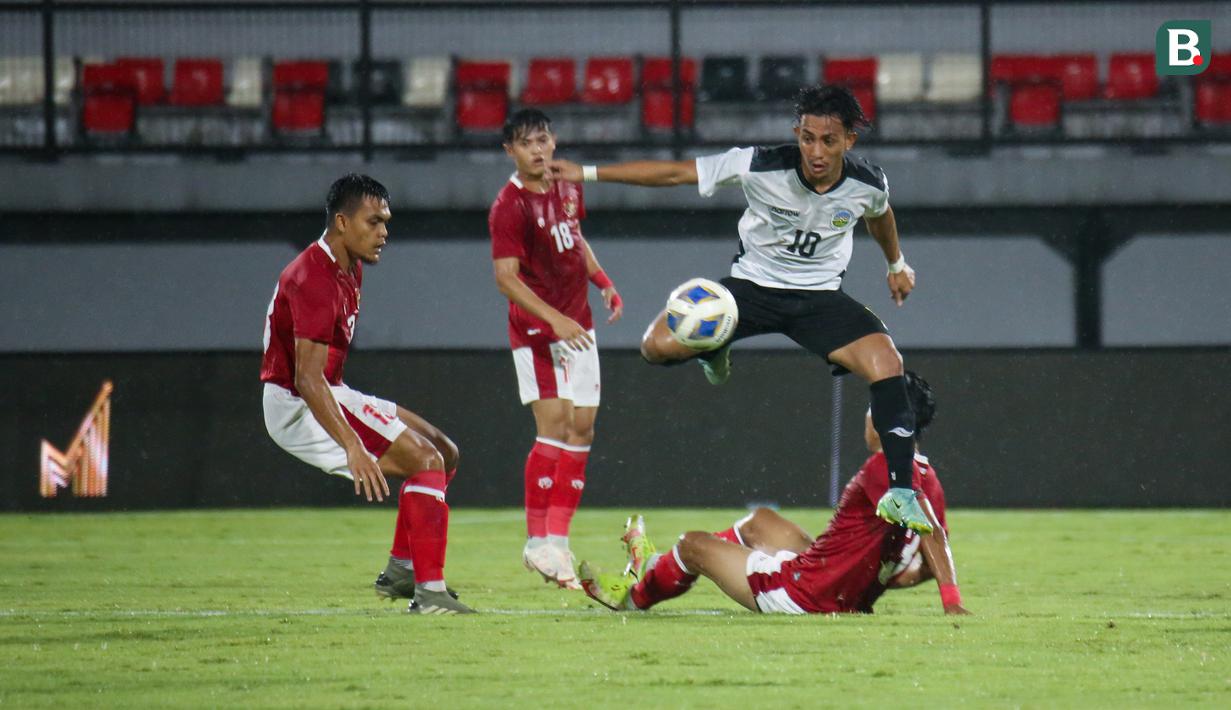 Di awal laga, Rachmat Irianto dan kawan-kawan langsung mengambil alih kontrol permainan, sementara Timor Leste lebih banyak bertahan untuk sesekali melancarkan serangan balik. (Bola.com/Maheswara Putra)