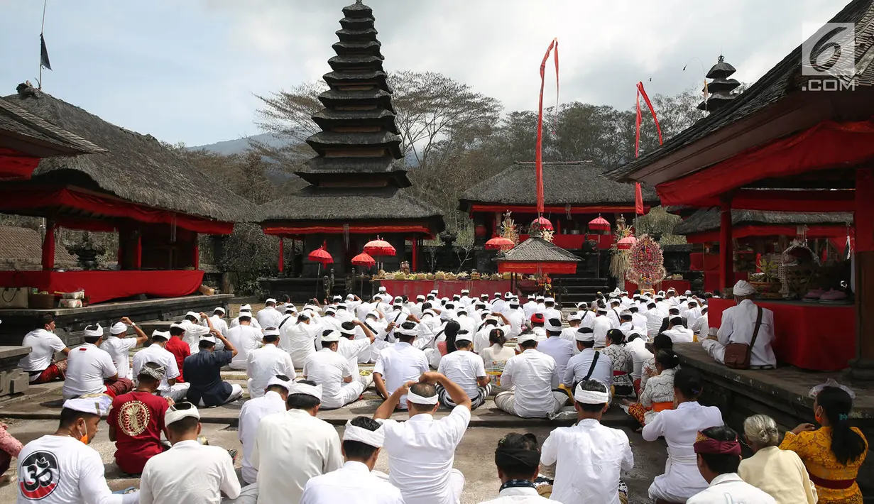 Umat Hindu melaksanakan ibadah Sasih Kanem di Puri Kiduling Kreteg, Besakih, Bali, Minggu (3/12). Upacara ibadah tahunan tersebut sekaligus memohon agar diberikan keselamatan dan berkah dari erupsi Gunung Agung. (Liputan6.com/Immanuel Antonius)