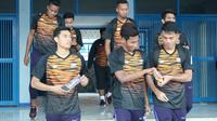 Timnas Malaysia U-23 saat latihan di Stadion SPOrT Jabar, Jalan Arcamanik, Kota Bandung, Kamis (16/8/2018). (Bola.com/Muhammad Ginanjar)