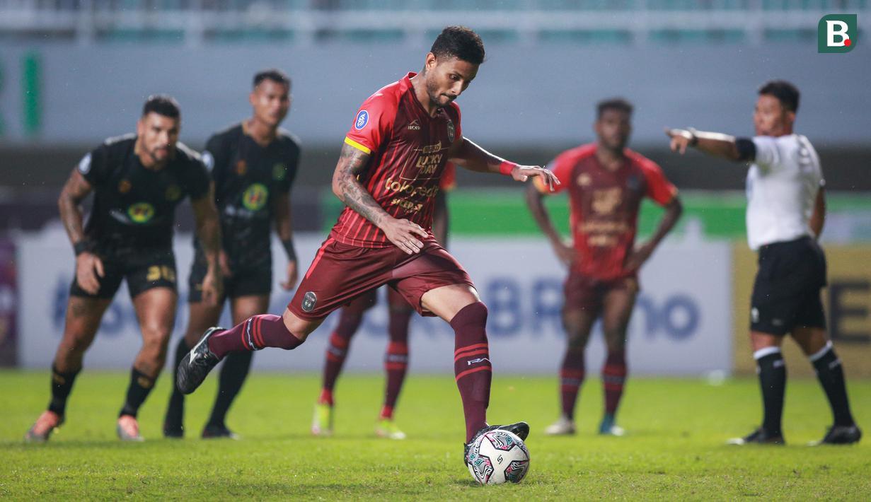 Pemain Rans Nusantara FC, Wander Luiz mencetak gol kedua timnya melalui tendangan penalti saat laga pekan ke-7 BRI Liga 1 2022/2023 antara Rans Nusantara FC melawan Barito Putera di Stadion Pakansari, Bogor, Senin (29/8/2022). (Bola.com/Bagaskara Lazuardi)