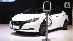 Mobil listrik Nissan yang dipamerkan pada ajang pameran Gaikindo Indonesia International Auto Show (GIIAS) 2021 di ICE BSD, Tangerang, Banten, Senin (15/11/2021). Para produsen otomotif berlomba menampilkan ragam mobil listrik untuk disajikan kepada para pelanggan. (Liputan6.com/Angga Yuniar)