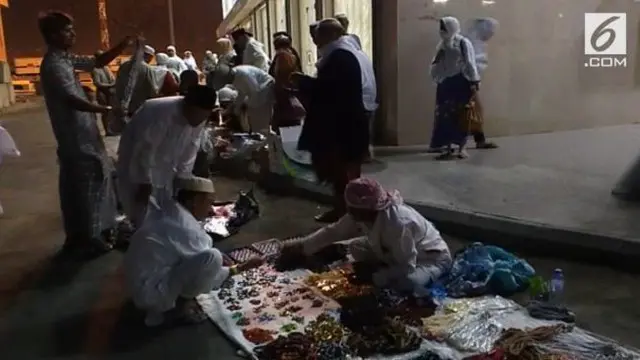 Usai salat subuh di masjidil Haram banyak jemaah haji Indonesia memanfaatkan untuk berbelanja di pasar kaget di kota Mekah 