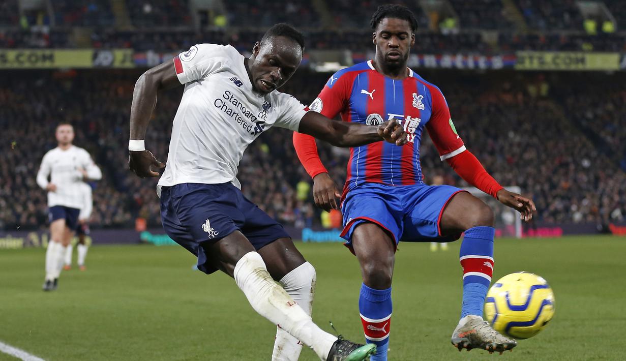 Striker Liverpool, Sadio Mane, berusaha mengirim umpan saat melawan Crystal Palace pada laga Premier League di Stadion Selhurst Park, London, Sabtu (23/11). Palace kalah 1-2 dari Liverpool. (AFP/Ian Kington)