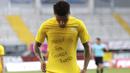 Pemain Borussia Dortmund, Jadon Sancho, menunjukan tulisan rasa simpati untuk mendiang George Floyd saat melawan SC Paderborn 07 pada laga Bundesliga di Stadion Benteler, Minggu (31/5/2020). Borussia Dortmund menang dengan skor 6-1 SC Paderborn 07. (AP/Lars Baron)