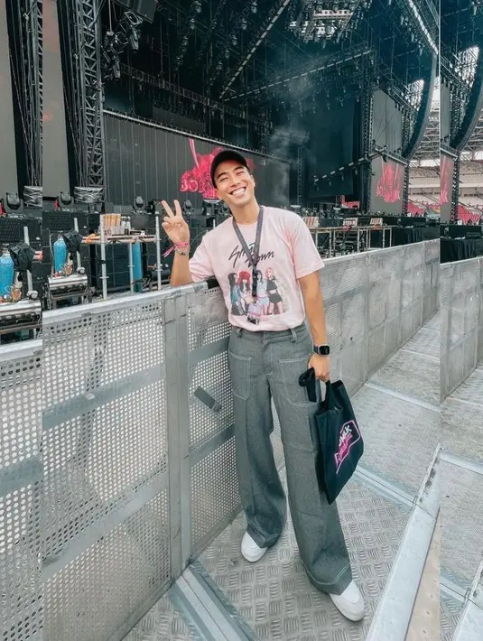 Turut hadir penyanyi Vidi Aldiano mengenakan kaus BLACKPINK dan celana kargo berwarna abu-abu. @vidialdiano.