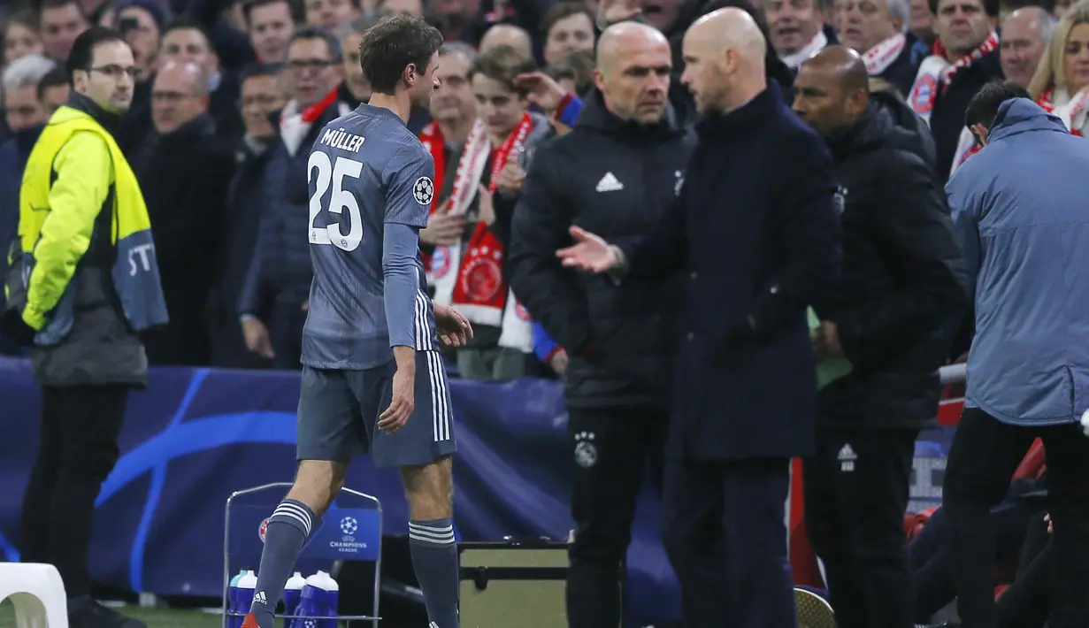 Gelandang Bayern Munchen, Thomas Mueller, meninggalkan lapangan usai dikartu merah karena menendang kepala Nicolas Tagliafico, pada laga Liga Champions di Johan Cruyff Arena, Rabu (12/12). Kedua tim bermain imbang 3-3. (AP/Peter Dejong)