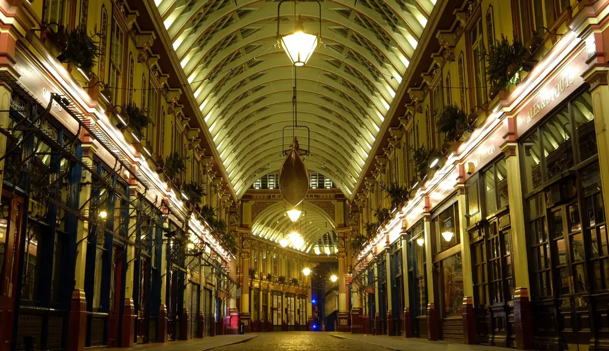 Semua kru dan pemain harus menunggu dan bersiap di pinggir jalan, Begitu mobil jemputan muncul, semua harus langsung buru-buru masuk ke dalam mobil karena tak ada tempat parkir dan tak diizinkan untuk berhenti sembarangan. (Doc: Screenplay Film) 