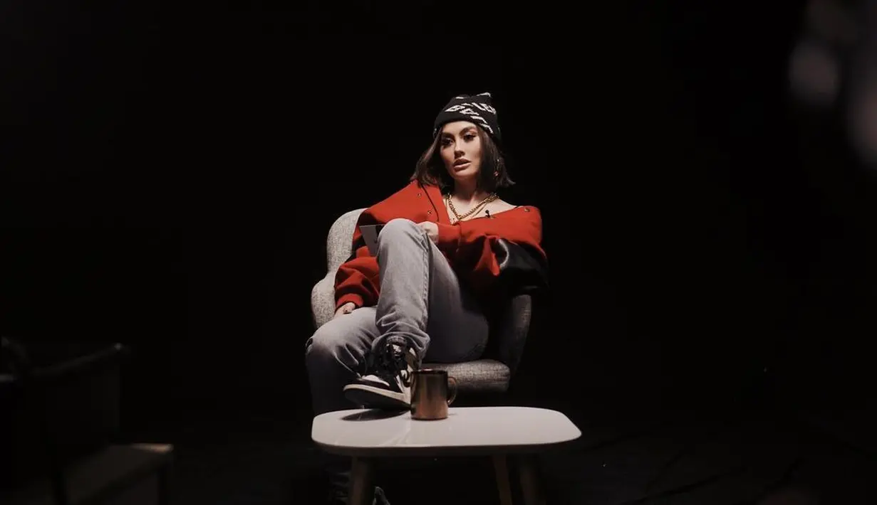 Salah satu hal yang diceritakan Agnez Mo adalah soal pacar pertamanya saat masih remaja. Berawal dari Deddy yang menanyakan siapa sosok laki-laki yang pernah berpacaran dengan Agnez sebelum dirinya.  (Instagram/agnezmo)