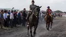 Lomba pacuan kuda yang diadakan selama pesta ulang tahun Rubi Ibarra ke-15 di Villa Guadalupe, San Luis Potosi, Meksiko, 26 Desember 2016. Undangan ulang tahun yang dimaksudkan hanya untuk tetangga justru menjadi viral di internet. (MAURICIO PALOS/AFP)