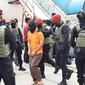 Tim Densus 88 Antiteror Polri memindahkan 23 terduga teroris jaringan Jamaah Islamiyah (JI) Lampung ke Jakarta. Mereka tiba di Bandara Soekarno Hatta dengan pengawalan ketat. (Liputan6.com/Pramita Tristiawati)