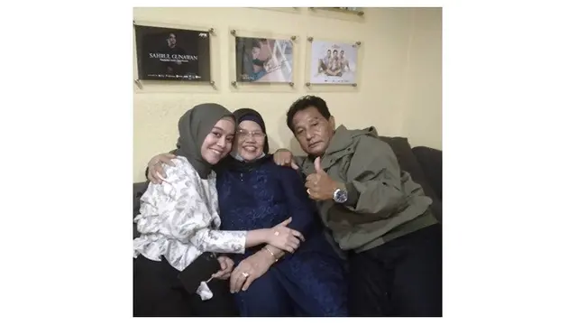 7 Potret Pertemuan Keluarga Lesty Kejora dan Rizky Billar, Penuh Kehangatan