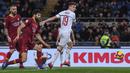 Proses gol pertama AC Milan yang dicetak oleh Krzysztof Piatek di menit ke-26 pada laga lanjutan Serie A yang berlangsung di stadion Olimpico, Roma, Senin (4/2). AC Milan imbang 1-1 kontra AS Roma. (AFP/Tiziana Fabi)
