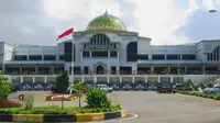 Karena bentuknya yang memiliki kubah, banyak yang mengira bandara Sultan Iskandar Muda adalah masjid.