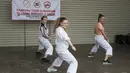 Tim Karateka Jerman melakukan pemanasan sebelum tampil pada Kejuaraan Dunia Karate Junior, Cadet, dan U-21 2015. (Bola.com/Vitalis Yogi Trisna)