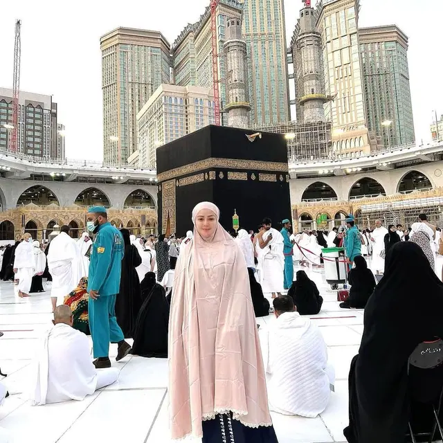 7 Potret Kristina Saat Menjalani Ibadah Umrah, Tampil Menawan dengan Hijab