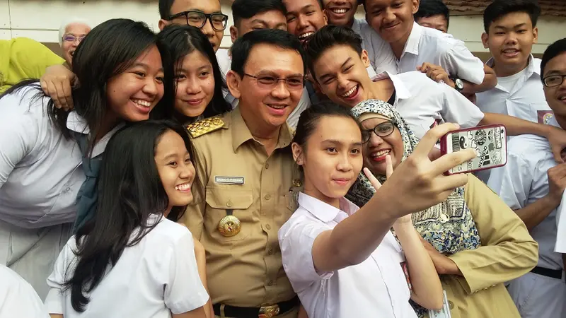 20160404-ahok-jakarta-selfie