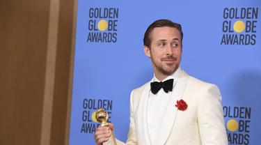Main Film La La Land Ryan Gosling Sabet Trofi Golden Globes 2017 News Entertainment Fimela Com