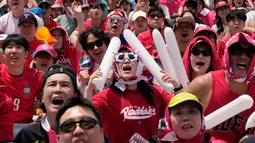 Reaksi penggemar sepak bola Korea Selatan selama pertandingan sepak bola Piala Dunia Grup A antara Korea Selatan dan Ceko di Meksiko, di tempat tontonan publik di Seoul, Korea Selatan, Jumat 12 Juni 2026. (AP Photo/Ahn Young-joon)
