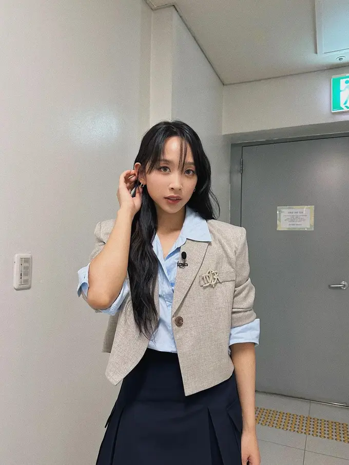 Intip outfit Dita Karang saat jadi Idol di Korea Selatan.