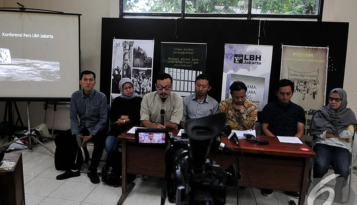 Kiri-Kanan : Zico, Muji Kartika Rahayu, Febi Yonestea (Dirut LBH Jakarta), M. Isnur Kepala Bidang Penanganan LBH), Chairul Anam (KASUM), Al Araf, Yati (Kontras) saat memberi keterangan pers terkait Pembebasan Bersyarat Polikarpus, Jakarta, Rabu (3/12/2014