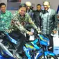 Menperin, Airlangga Hartarto mencoba kendaraan saat pembukaan Indonesia Motorcycle Show (IMOS) 2016 di JCC, Senayan, Jakarta, Rabu (2/11). IMOS 2016 terdiri dari 5 perusahaan motor anggota Asosiasi Industri Sepeda Motor (AISI). (Liputan6.com/Angga Yuniar)