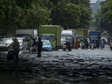 Sejumlah kendaraan melintasi banjir di Jalan Husein Nastranegara Perapatan Rawa Bokor,Tangerang, Sabtu (1/2/2020). Hujan deras yang mengguyur sejak Jumat (31/1) malam menyebabkan sejumlah kawasan di Tangerang terandam air. (merdeka.com/Imam Buhori)