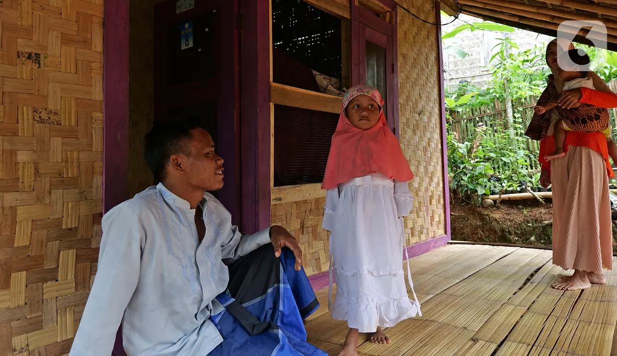 Keluarga Hamid Bambang Kusomo (28) saat ditemui di pemukiman mualaf yang berbatasan dengan daerah adat Baduy. Tidak hanya Istrinya, Hamid pun mulai menerapkan ajaran Islam pada kedua anaknya terutama anak pertamanya yang berusia 5 tahun bernama Nemah. (Liputan6.com/Herman Zakharia)